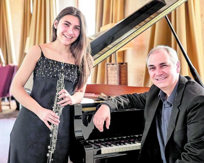 La cantante y oboísta Lorena Bonnín, con su padre Carlos, pianista. 