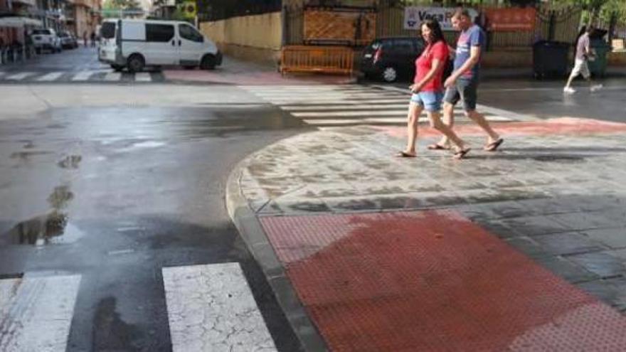 Imagen de la calle Extremadura con los restos del charco de sangre que dejó el altercado.