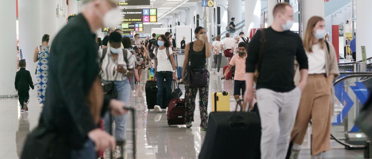 Pasajeros en el aeropuerto de Palma, en una imagen de archivo.  | MANU MIELNIEZUK