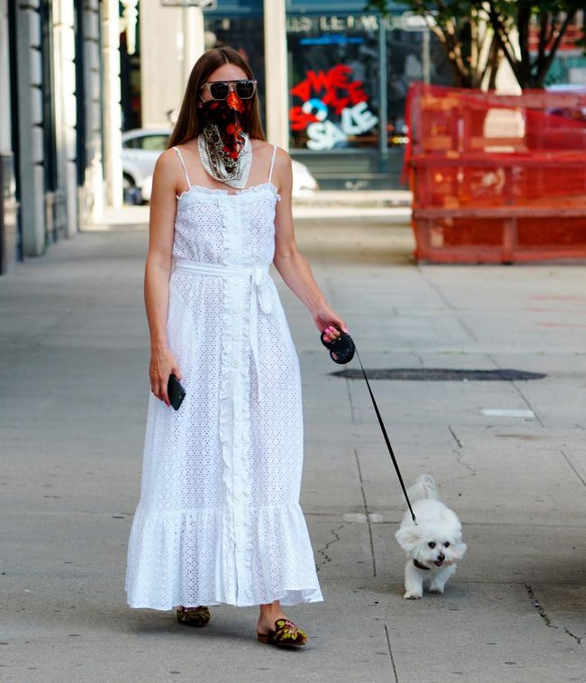 Olivia Palermo luce un vestido blanco de verano con bordado inglés