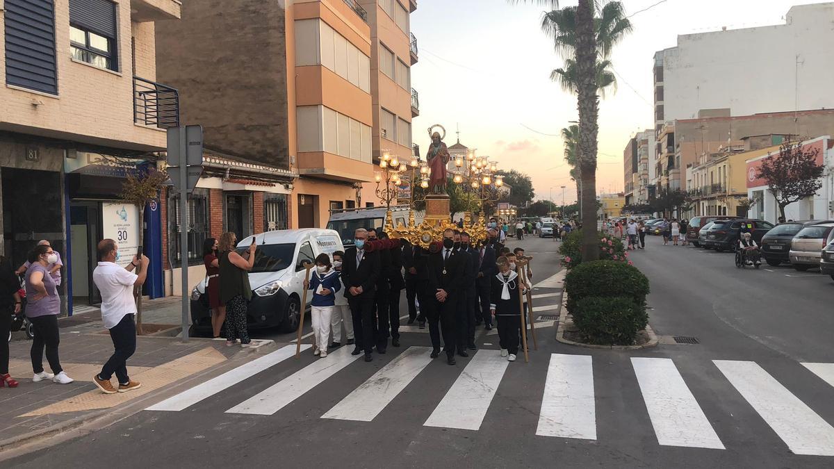 La imagen inédita de Sant Xotxim procesionando en solitario por las calles de su barrio en Nules.