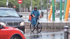 Las lluvias y las tormentas siguen presentes en buena parte de la península. EFE 03/09/2023 Un repartidor trabaja bajo la lluvia, a 3 de septiembre de 2023, en Madrid (España). La DANA, que llegó el pasado 1 de septiembre, ha traído abundantes precipitaciones a gran parte de la Península y Baleares. La Agencia Estatal de Meteorología (AEMET) ha emitido un aviso especial por las lluvias y tormentas que se esperan. Hoy, la AEMET señala que la DANA, al encontrarse centrada al sureste de la Península, va a provocar que se establezca un flujo húmedo e intenso de levante, aportando humedad de procedencia marítima y favoreciendo que se produzcan precipitaciones abundantes. Además de tormentas, la AEMET avisa de riesgo por vientos en las provincias del centro y este peninsular, y Baleares, y una bajada de temperaturas que hacen que predomine un ambiente otoñal. SOCIEDAD Diego Radamés - Europa Press