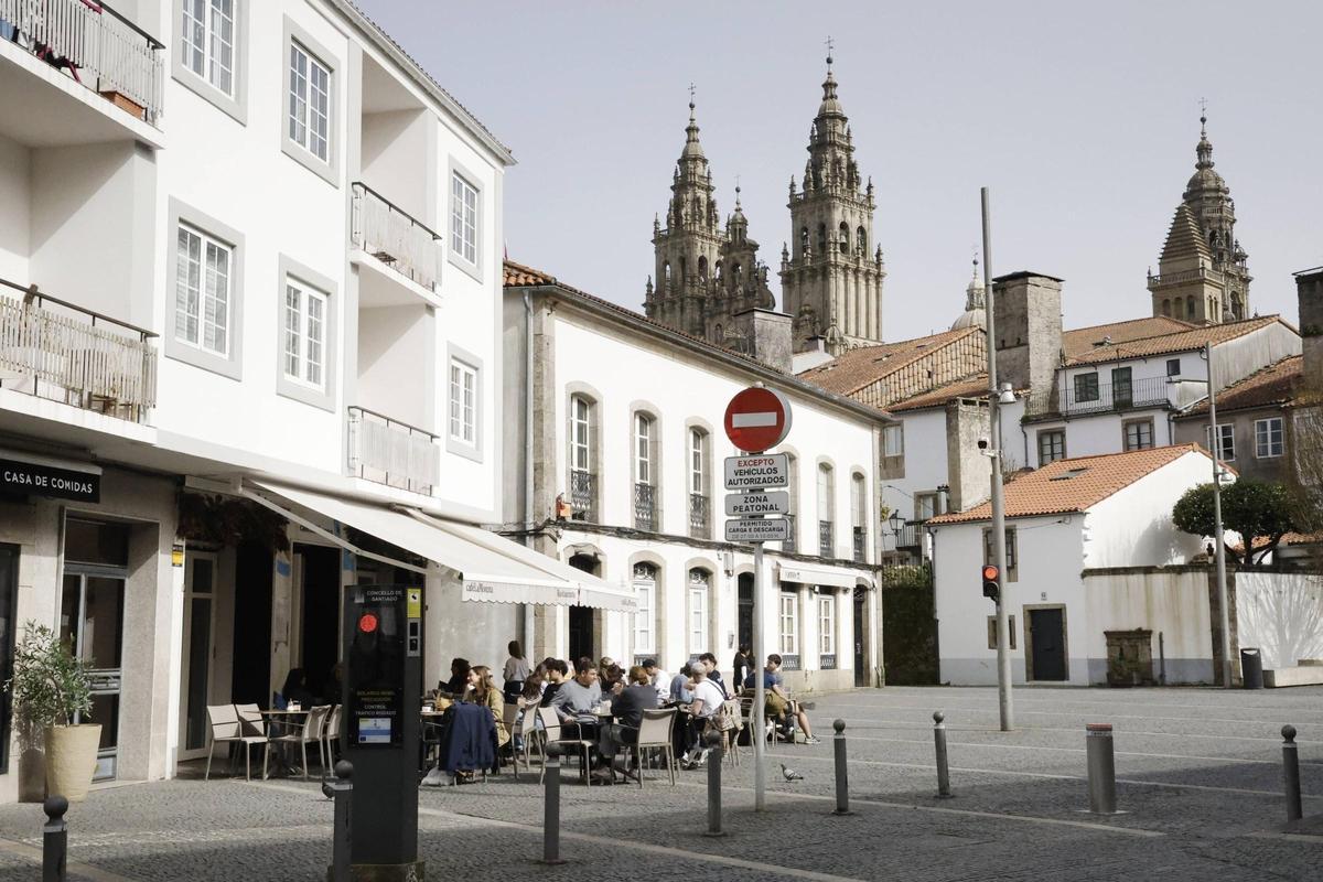 El buen tiempo durante el fin de semana animó a los compostelanos a ocupar las terrazas de los bares