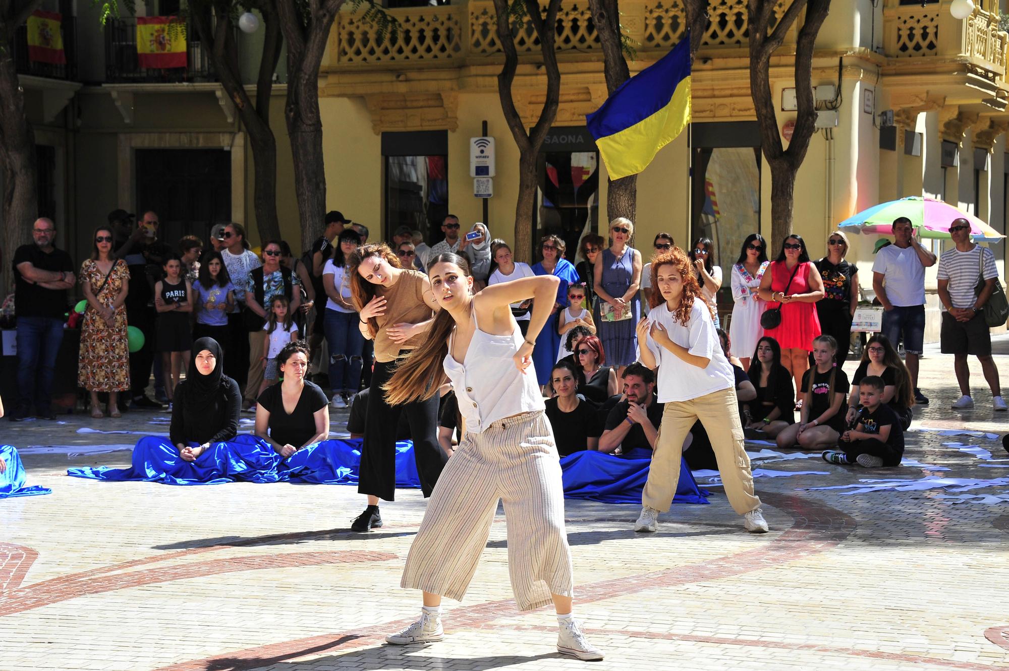 Performance de Elche Acoge por el día del refugiado