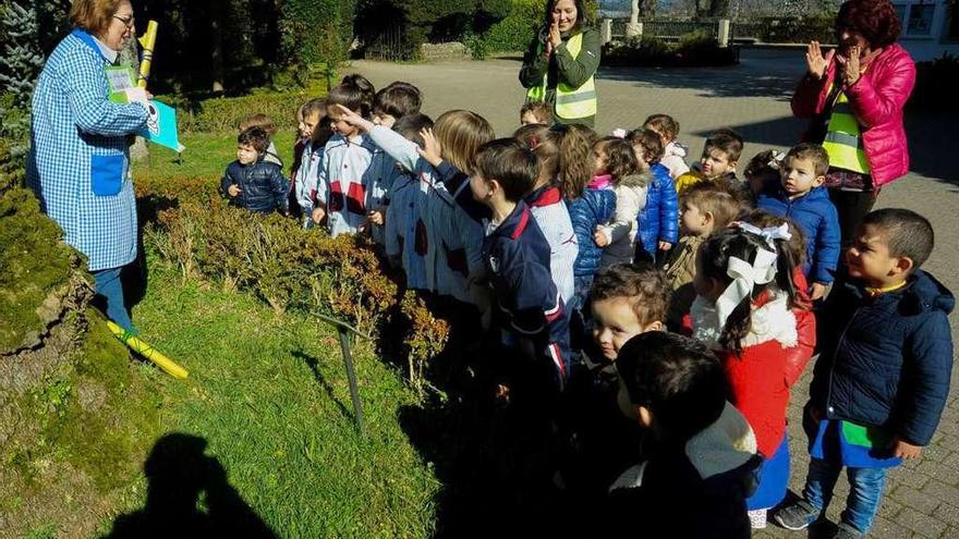 Los niños tuvieron que buscar pistas en el patio del colegio Filipense. A la derecha, alumnos del San Francisco durante su desfile de las Olimpiadas Matemáticas. // Iñaki Abella