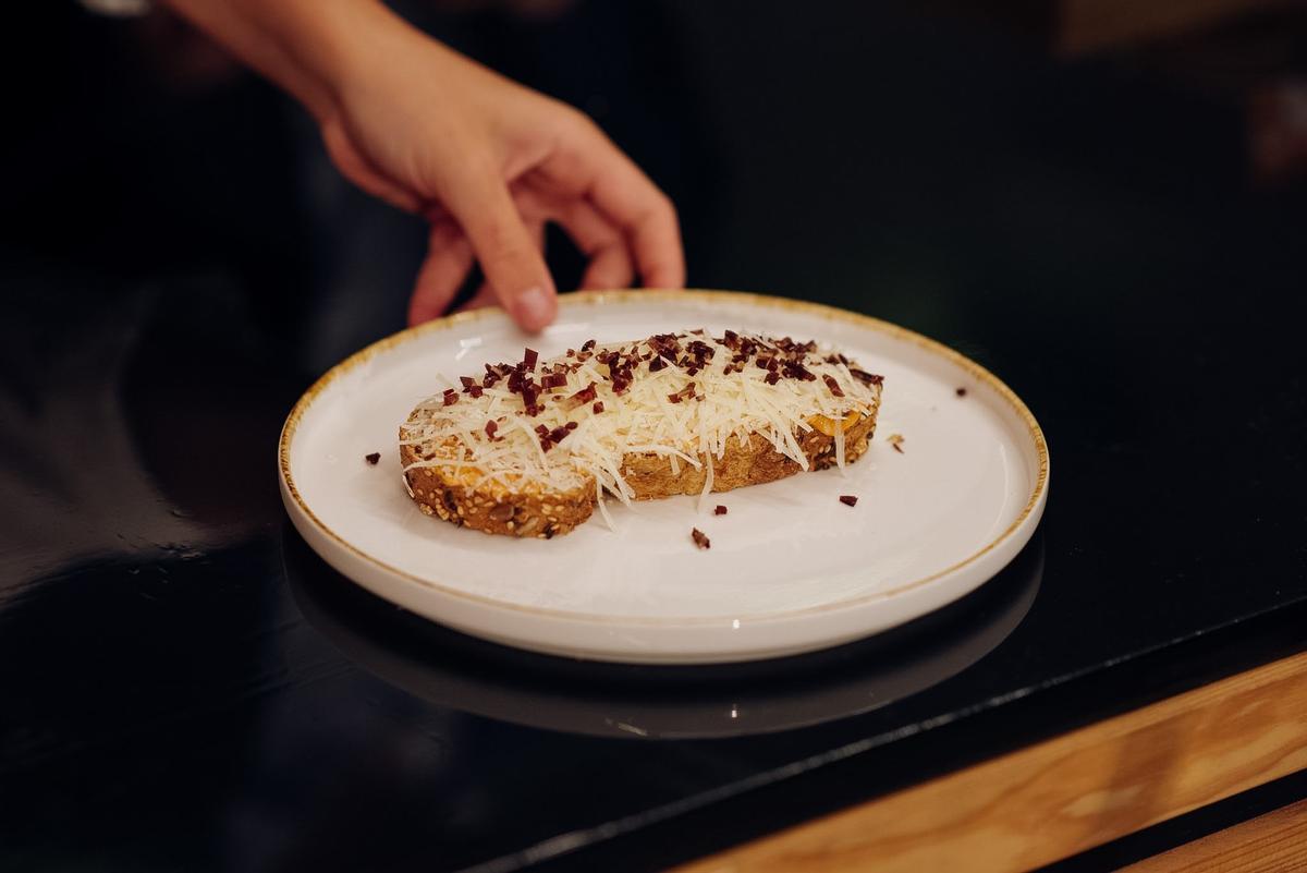 5. Tosta de salmorejo con D.O.P. Queso Zamorano y topping de cecina