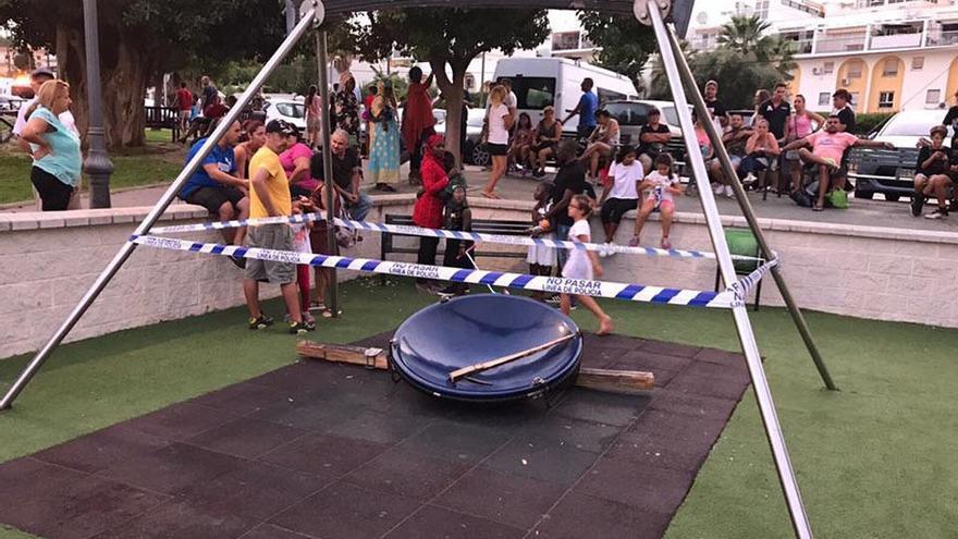 Imagen de uno de los columpios precintados tras un accidente en el Parque de La Batería.