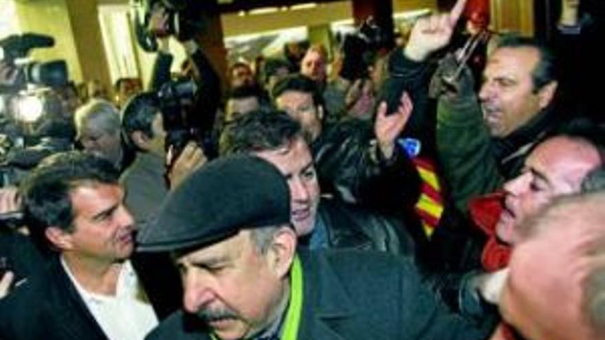 Laporta sufre un intento de agresión en la presentación de su partido en Valencia