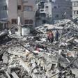 Archivo - Un grupo de palestinos intenta recuperar sus pertencias entre los escombros de edificios destruidos por los bombardeos de Israel contra el campamento de refugiados de Al Shati, en la ciudad de Gaza (archivo)