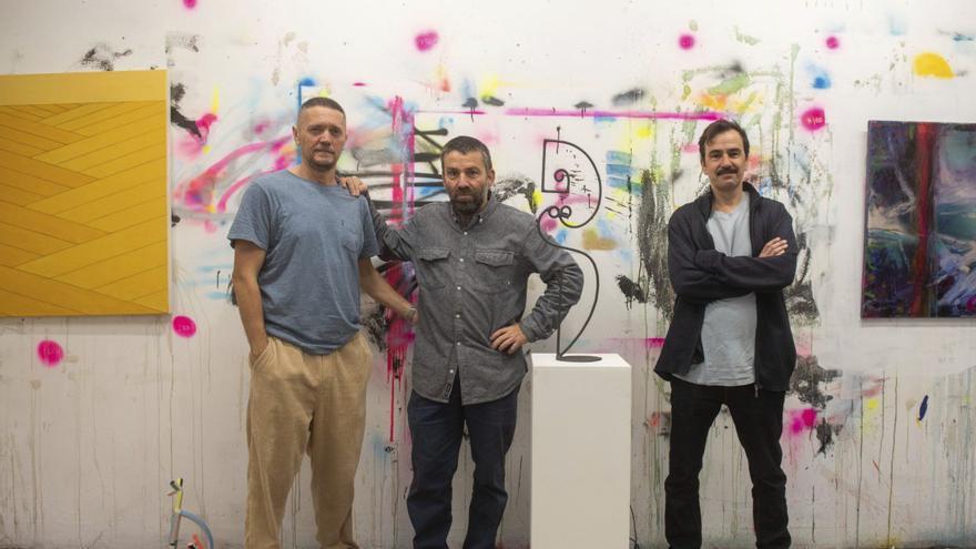Manuel Suárez, Vítor Mejuto y Diego Cabezas, junto a parte de su obra. |  Casteleiro