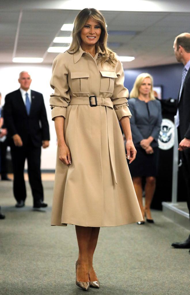 Melania Trump con 'trench' a modo de vestido