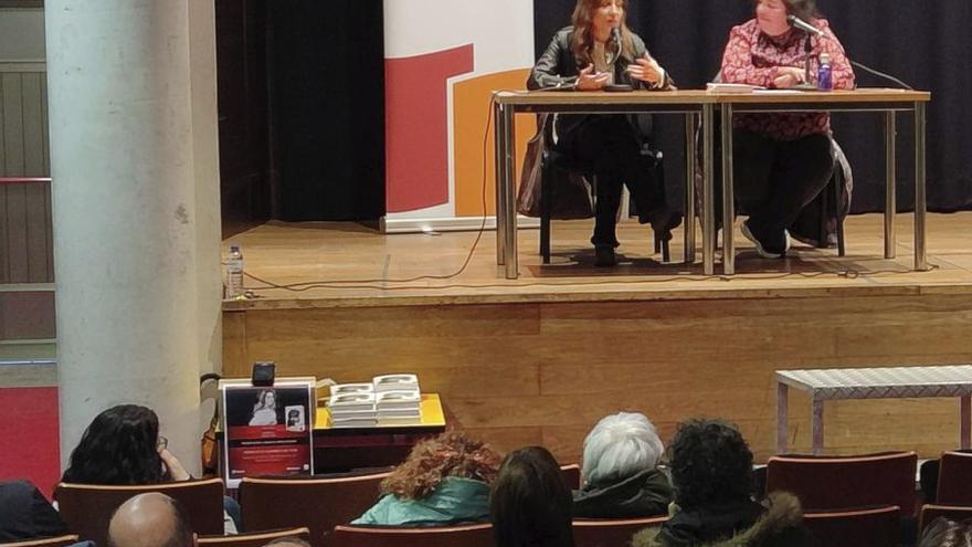 La autora, a la izquierda, en el Centro Social ayer. | |