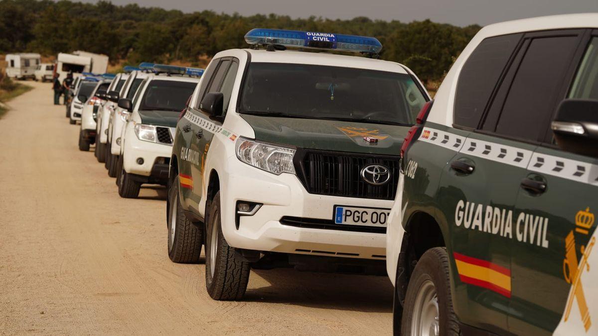 Fila de vehículos de la Guardia Civil para controlar la rave.