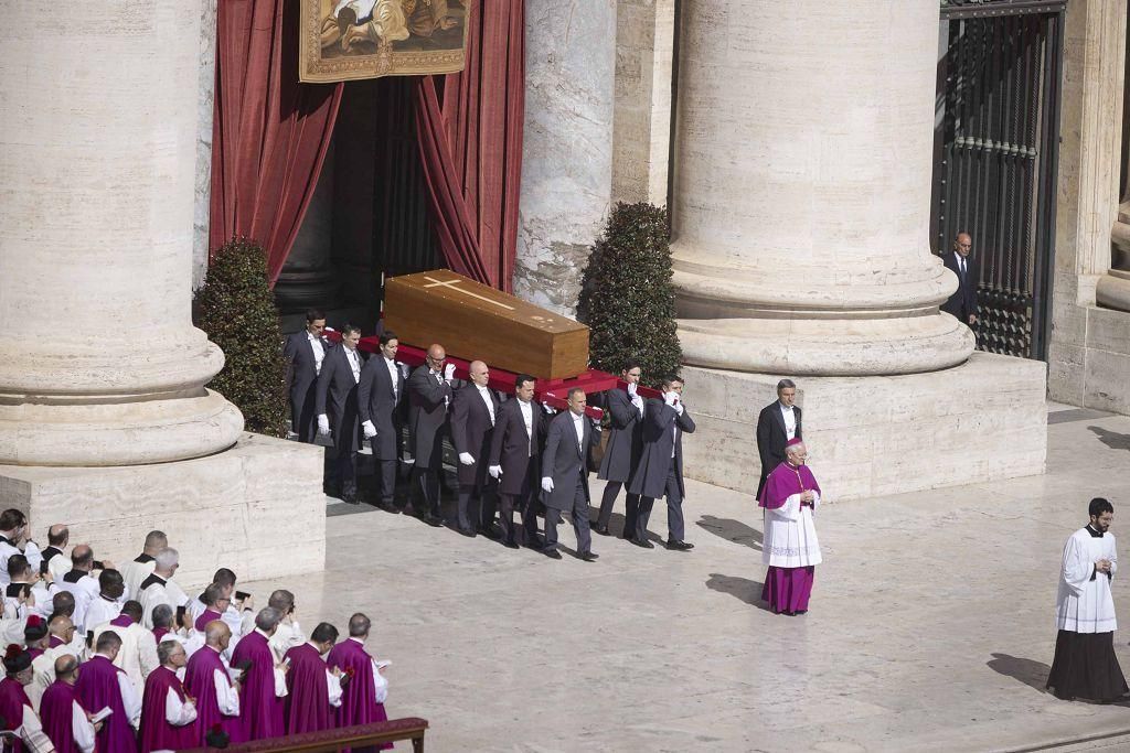 El funeral del papa Francisco en la Plaza de San Pedro del Vaticano, en imágenes