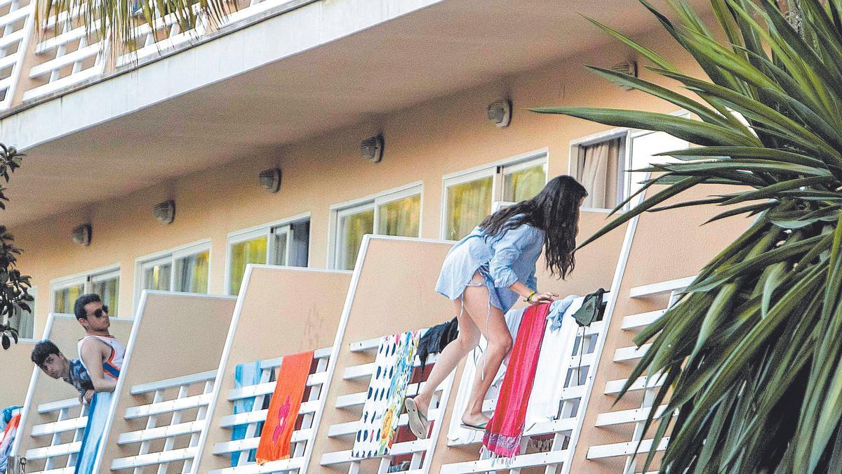 Das ist gefährlich, sprachlich aber erlaubt: Balconing im Hotel Bahamas in Llucmajor.