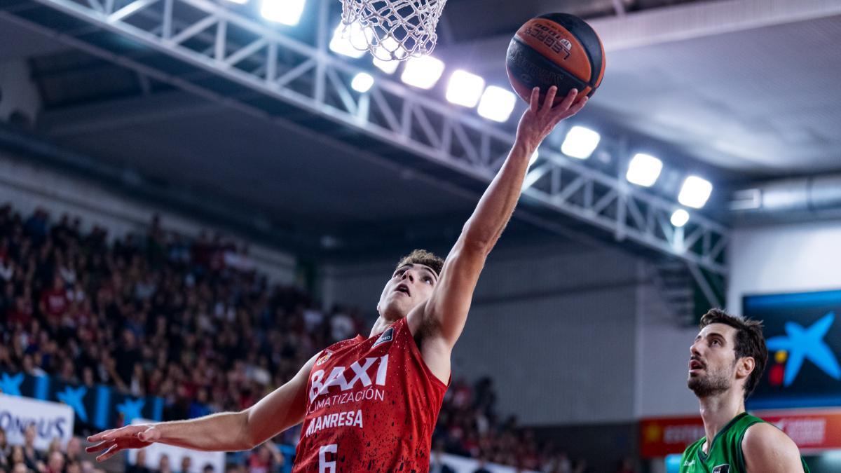 Dani García anota ante la atenta mirada de Tomic