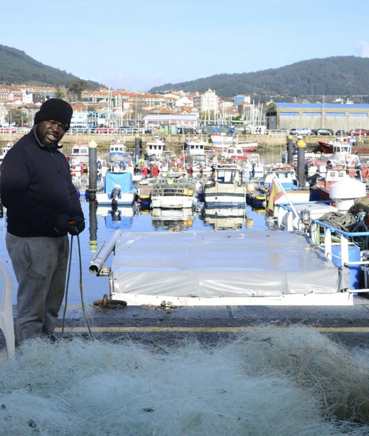 Un trabajador aprovecha para 
reparar aparejos en Cangas.
| Gonzalo Núñez