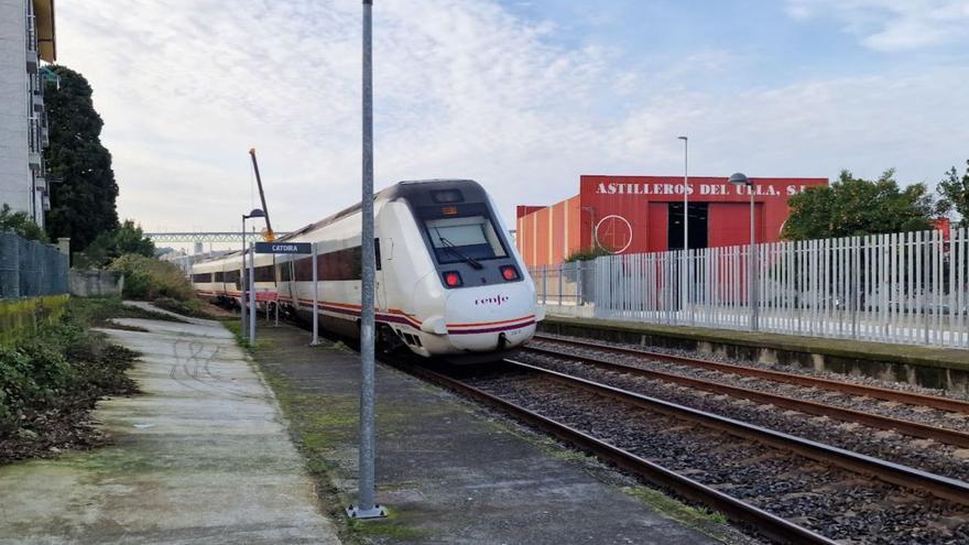 Astilleros del Ulla se sitúa entre la estación de tren de Catoira y el río.
