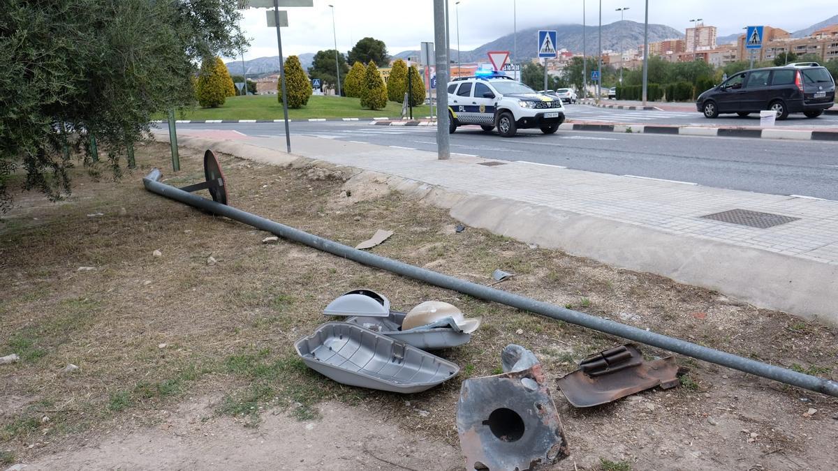 Restos de la farola y la señal arrancadas por el coche en el accidente.