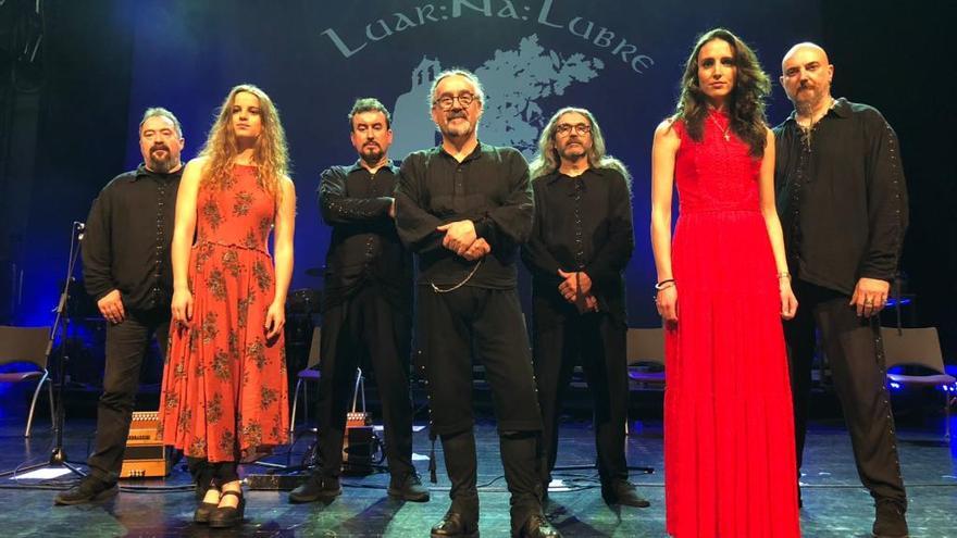 Integrantes de Luar na Lubre durante el estreno en el Teatro Principal de Ourense de su disco &#039;Ribeira Sacra&#039;. // FdV