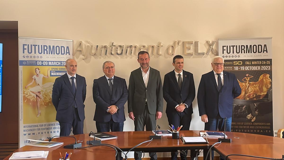 El director general de AEC, Álvaro Sánchez, el presidente de Futurmoda, José Antonio Ibarra, el alcalde de Elche, Carlos González, el edil de Industria, Carles Molina, y el presidente de AEC, Manuel Román, este lunes