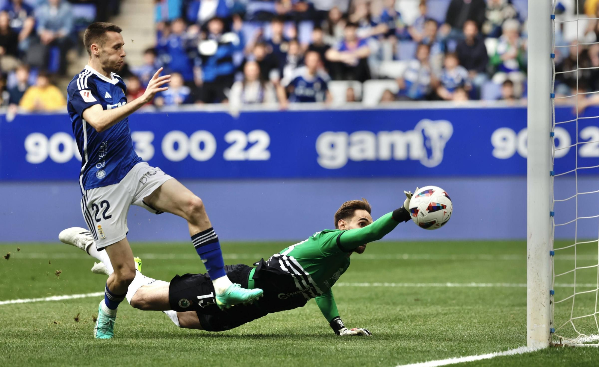 EN IMÁGENES: Partido y ambientazo del Real Oviedo-Racing de Santander disputado en el Tartiere