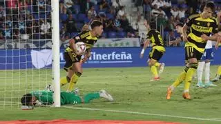 El Zaragoza remonta un 2-0 ante un Tenerife con diez