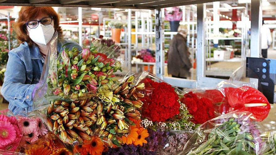 Una florista compra al Mercat de Flor i Planta Ornamental, l&#039;abril passat.