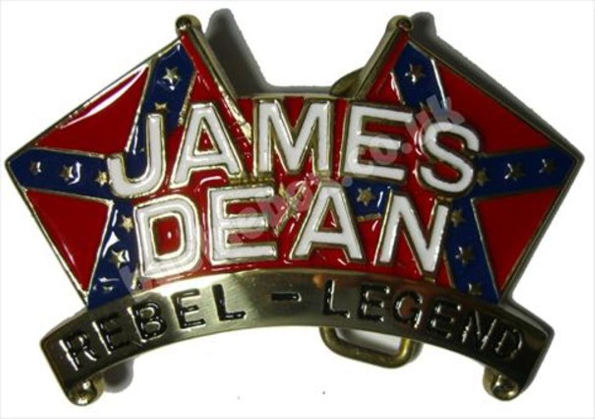Un pin amb el nom de James Dean sobre la bandera. A sota, un cinturó que recorda Elvis. A la dreta, una original guitarra elèctrica. Un pin amb el nom de James Dean sobre la bandera. A sota, un cinturó que recorda Elvis. A la dreta, una original guitarra elèctrica.