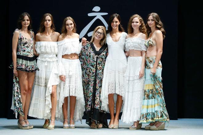 Piluca Bayarri posa tras el desfile con Begoña Martín y otras de las modelos que lucieron sus diseños
