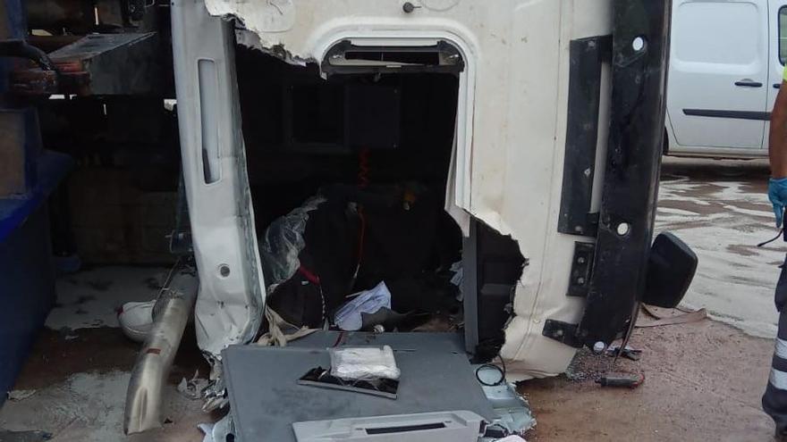 Herido el conductor de un camión tras volcar en el vertedero de Ibiza