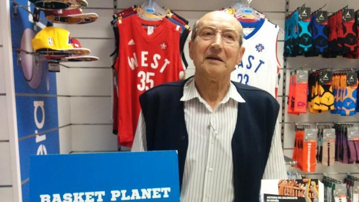 El 'Che' González, en una visita a la tienda especializada de baloncesto 'Basket Planet'