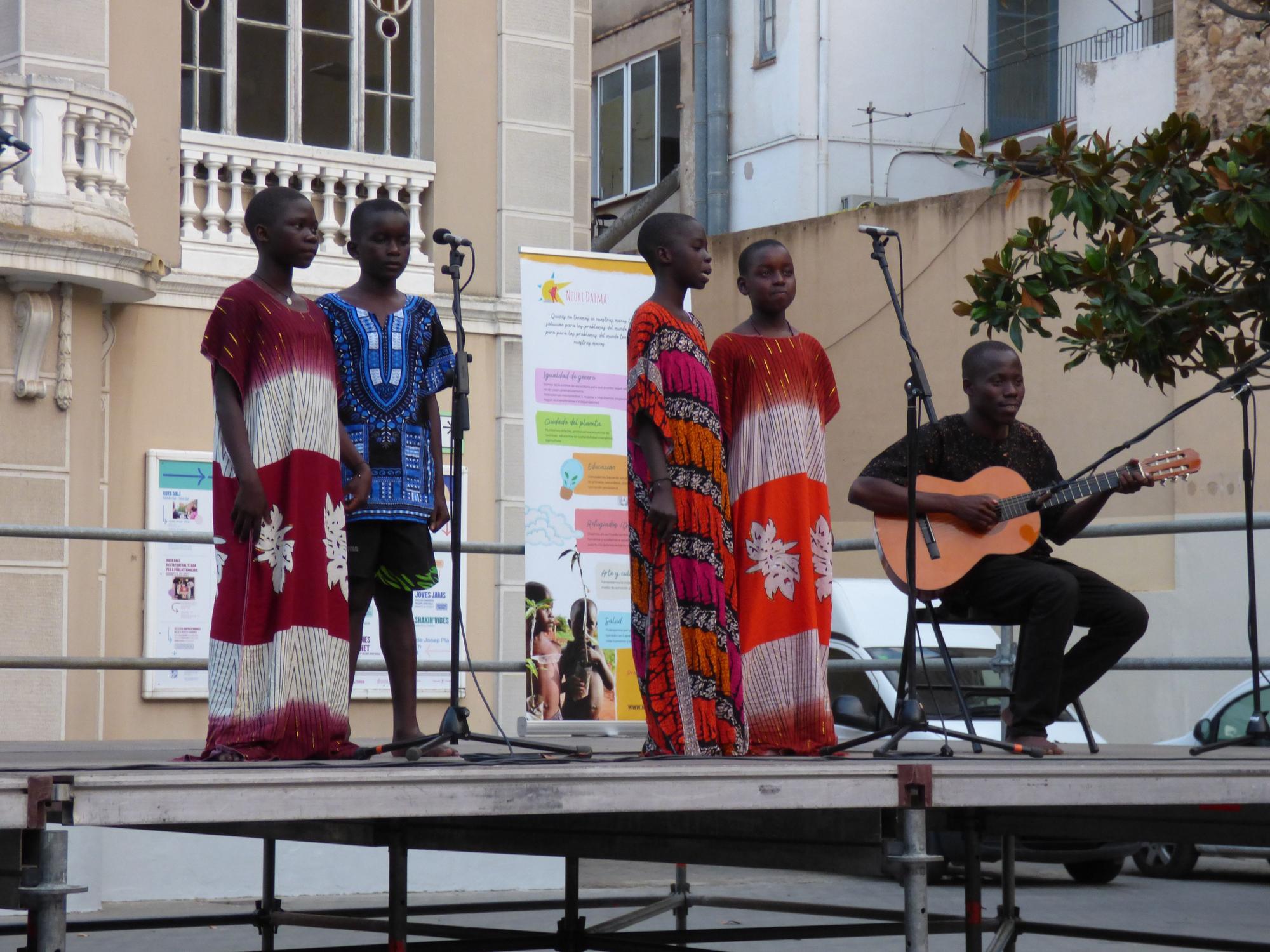 Actuació musical i circense de Nzuri Daima a Figueres