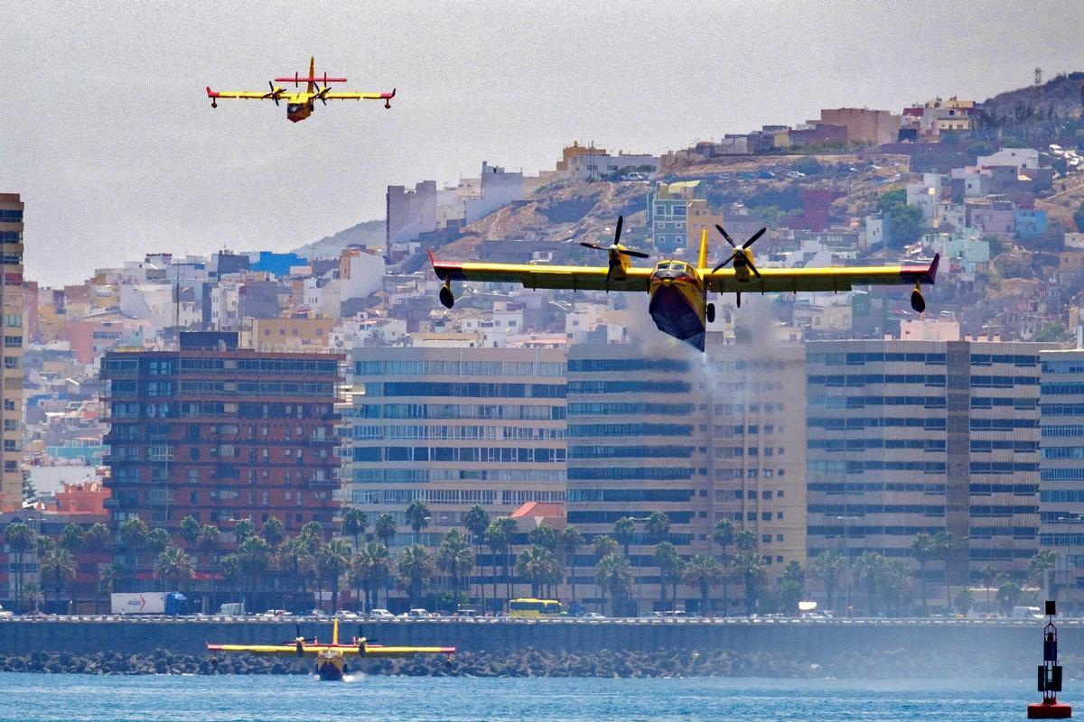 Tres hidroaviones recogen agua en la bahía de Las Palmas de Gran Canaria durante el gran incendio de Valleseco de 2019.
