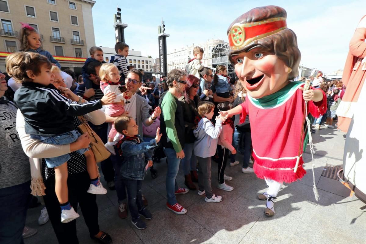 Comparsa de gigantes y cabezudos en el centro de Zaragoza