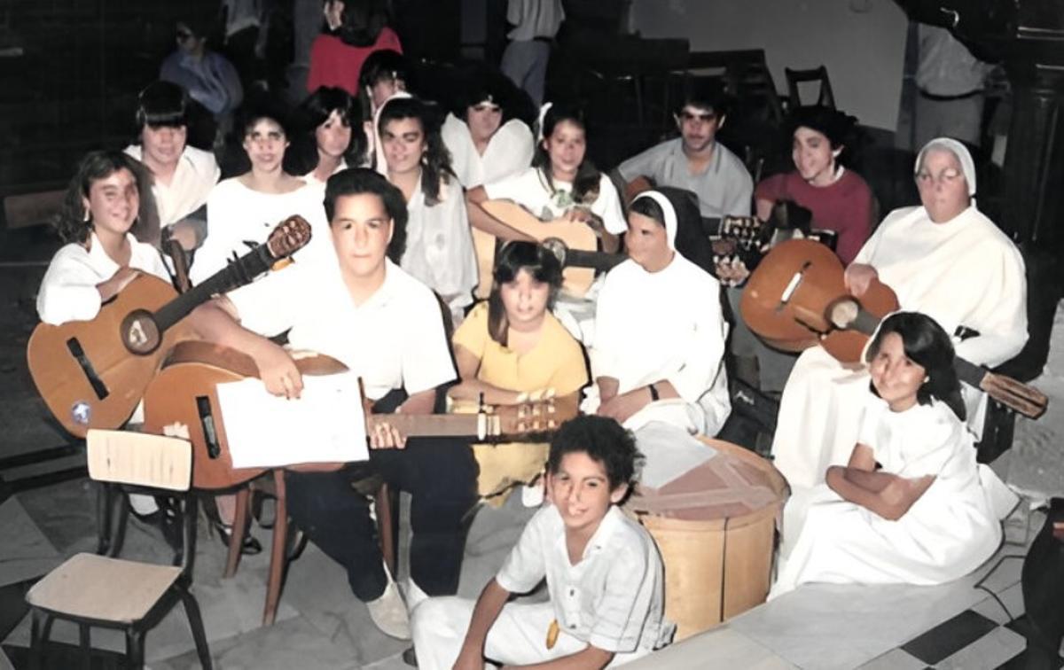 Grupo Scouts en la iglesia, con Madre Gloria en el centro.