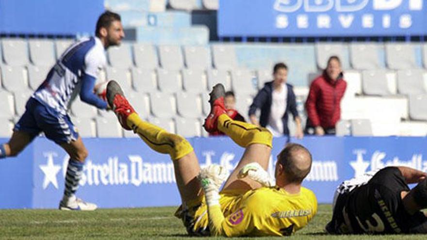 Imanol y Cendrós, tendidos en el suelo tras el gol de Arturo en el minuto 94.