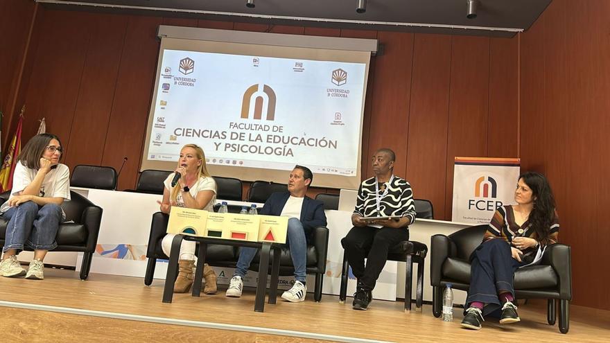 María Sánchez Baño y Juan E. Alcaraz Díaz, creadores del Programa Escuelas Activas, en el centro de la imagen, dan a conocer la innovación en centros murcianos.