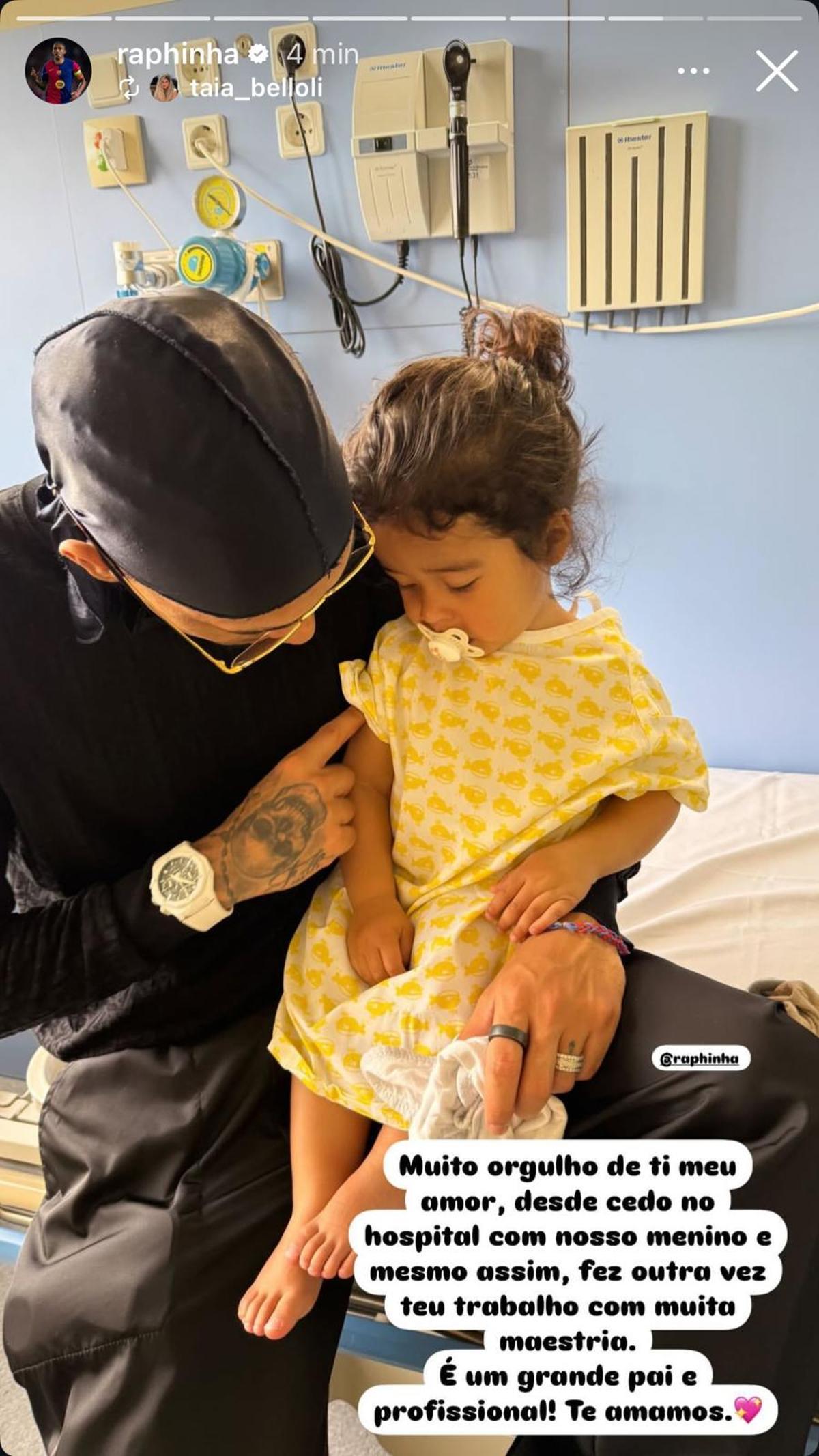 Raphinha, junto a su hija en una imagen posteada por su mujer en Instagram