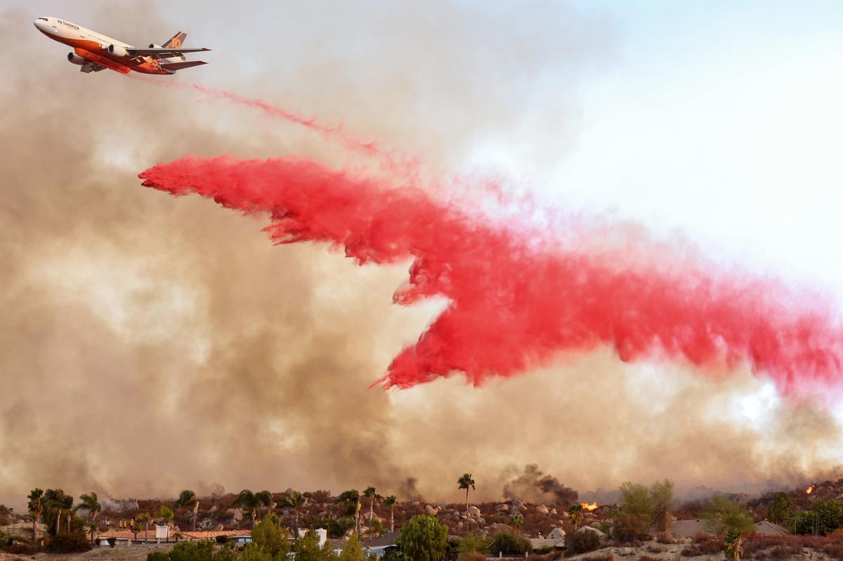 Lucha sin tregua contra el fuego en Hemet (California)