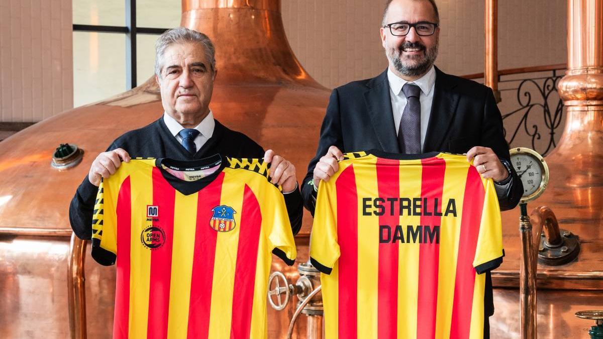 Manuel Camino (izquierda) y Jofre Riera (derecha) en el momento de la oficialización del acuerdo de patrocinio entre Estrella Damm y la UE Sant Andreu, celebrada en la Antigua Fábrica Estrella Damm de Barcelona.