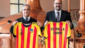 Manuel Camino (izquierda) y Jofre Riera (derecha) en el momento de la oficialización del acuerdo de patrocinio entre Estrella Damm y la UE Sant Andreu, celebrada en la Antigua Fábrica Estrella Damm de Barcelona. Manuel Camino (izquierda) y Jofre Riera (derecha) en el momento de la oficialización del acuerdo de patrocinio entre Estrella Damm y la UE Sant Andreu, celebrada en la Antigua Fábrica Estrella Damm de Barcelona.