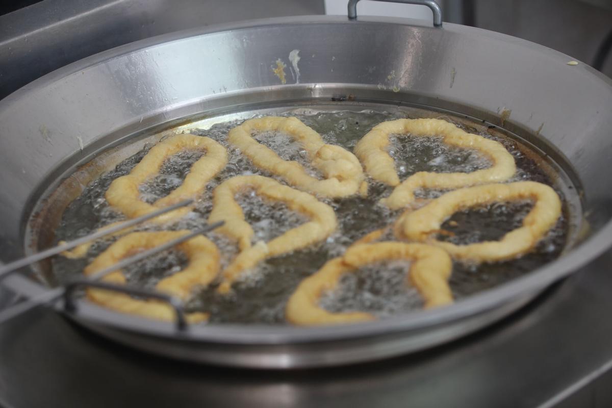 Imagen de archivo de unos churros friéndose.