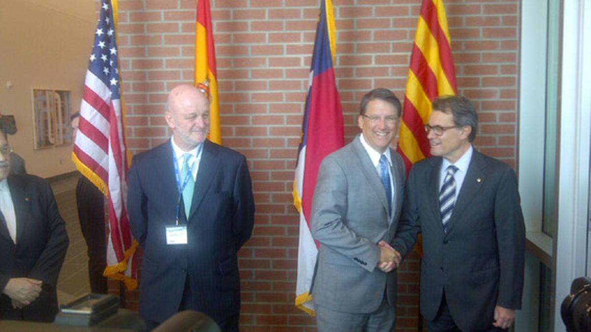 El 'president' Artur Mas saluda al gobernador de Carolina del Norte, Patrick McCrory, ante la presencia del embajador español, Ramón Gil Casares.