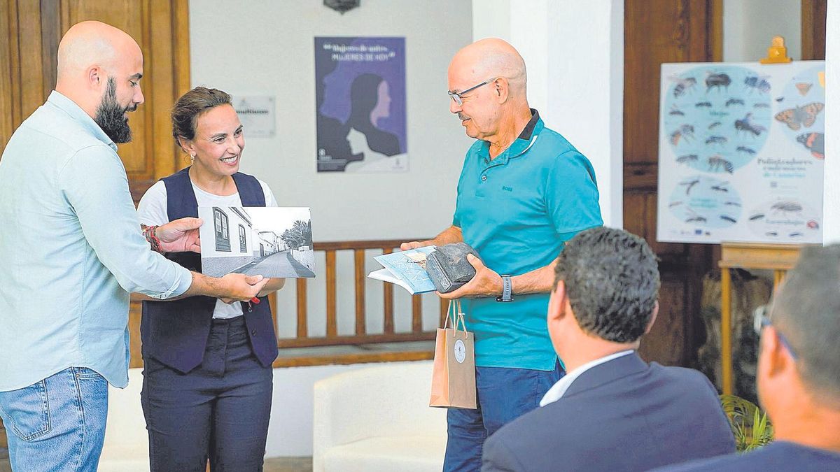 Imagen La alcaldesa, Olivia Delgado durante uno de los actos de la II Feria del Libro