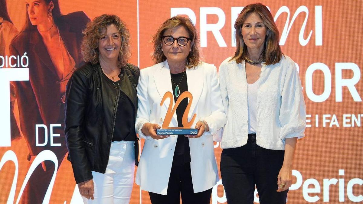 Pepita Perich, al centre, recollint el Premi d'Honor ahir, en la tercera edició de la Nit de la Dona.