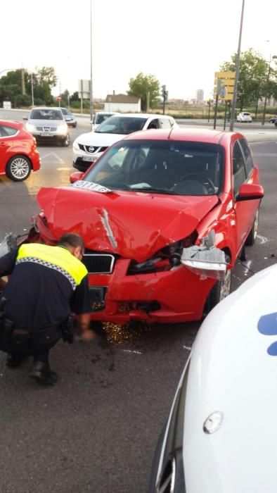 Una ambulancia vuelca tras chocar contra un turismo en el Bulevar Sur de València