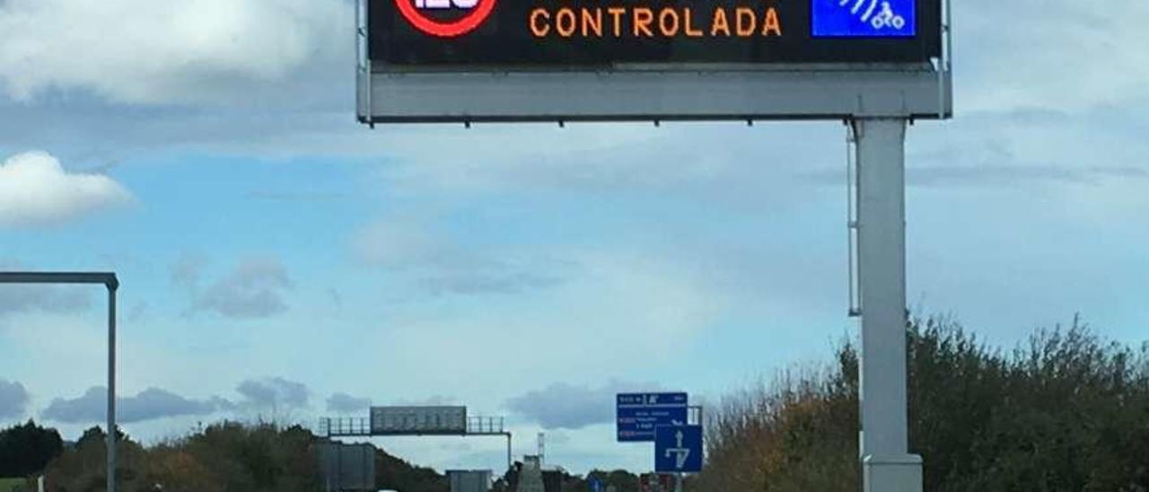 Uno de los dos paneles luminosos ubicados en Tapia con la información en gallego esta semana.