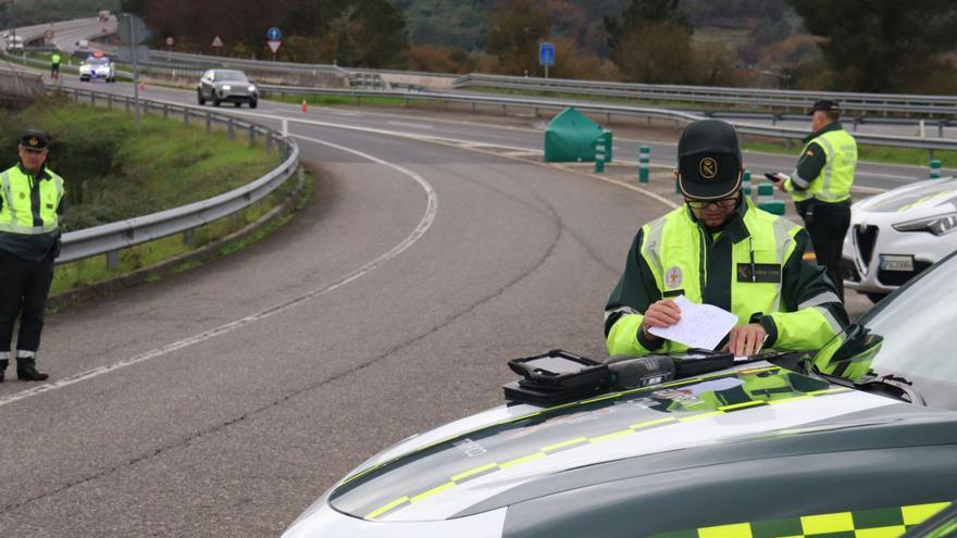 Control de la Guardia Civil de Tráfico en Ribadavia (Ourense).