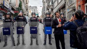 Un periodista cubre la información ante la Policía sobre el partido HDP, en Estambul.